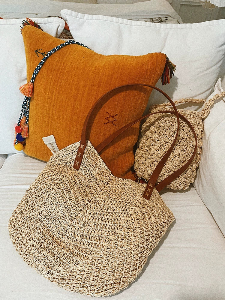 Bolso de paja estilo vacaciones con bandolera para fotografía de playa