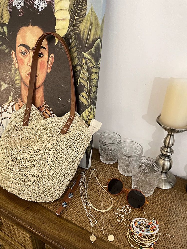 Bolso de paja estilo vacaciones con bandolera para fotografía de playa