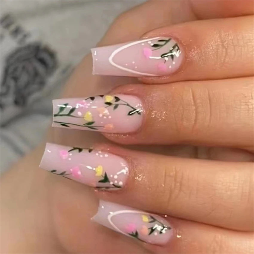 Juego de 24 uñas postizas con diseño de cabeza cuadrada en forma de ataúd, color rosa mate, estilo francés, de leopardo, acrílicas artificiales blancas.