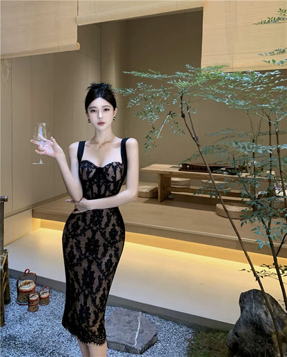 Vestido de mujer con tirantes finos, sin mangas y con retazos de encaje