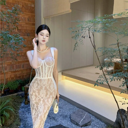 Vestido de mujer con tirantes finos, sin mangas y con retazos de encaje