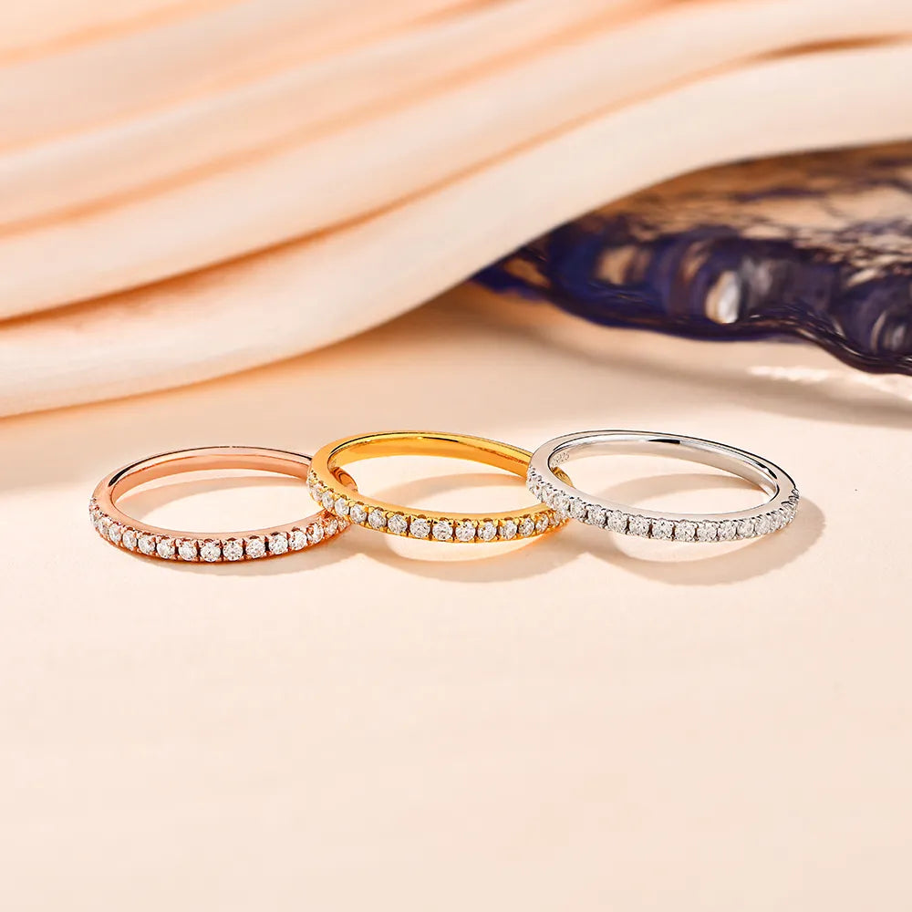 Anillo de moissanita redonda de excelente corte ATTAGEMS en plata de ley 925 y oro blanco para niñas, joyería de cóctel.