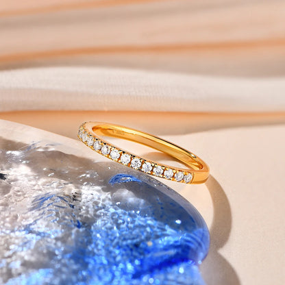 Anillo de moissanita redonda de excelente corte ATTAGEMS en plata de ley 925 y oro blanco para niñas, joyería de cóctel.
