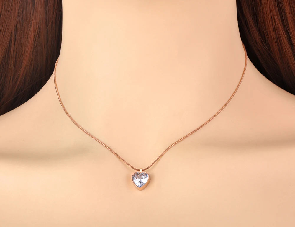 Collar con colgante de corazón de amor de acero inoxidable y titanio Lokaer, chapado en oro, con cristales de circonita cúbica, para boda, para mujer, N21111