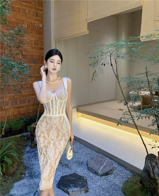 Vestido de mujer con tirantes finos, sin mangas y con retazos de encaje